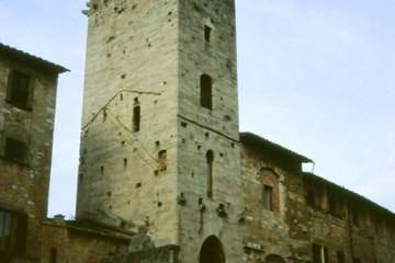 218_24.04.-S. Gimignano Piazza della Cisterna